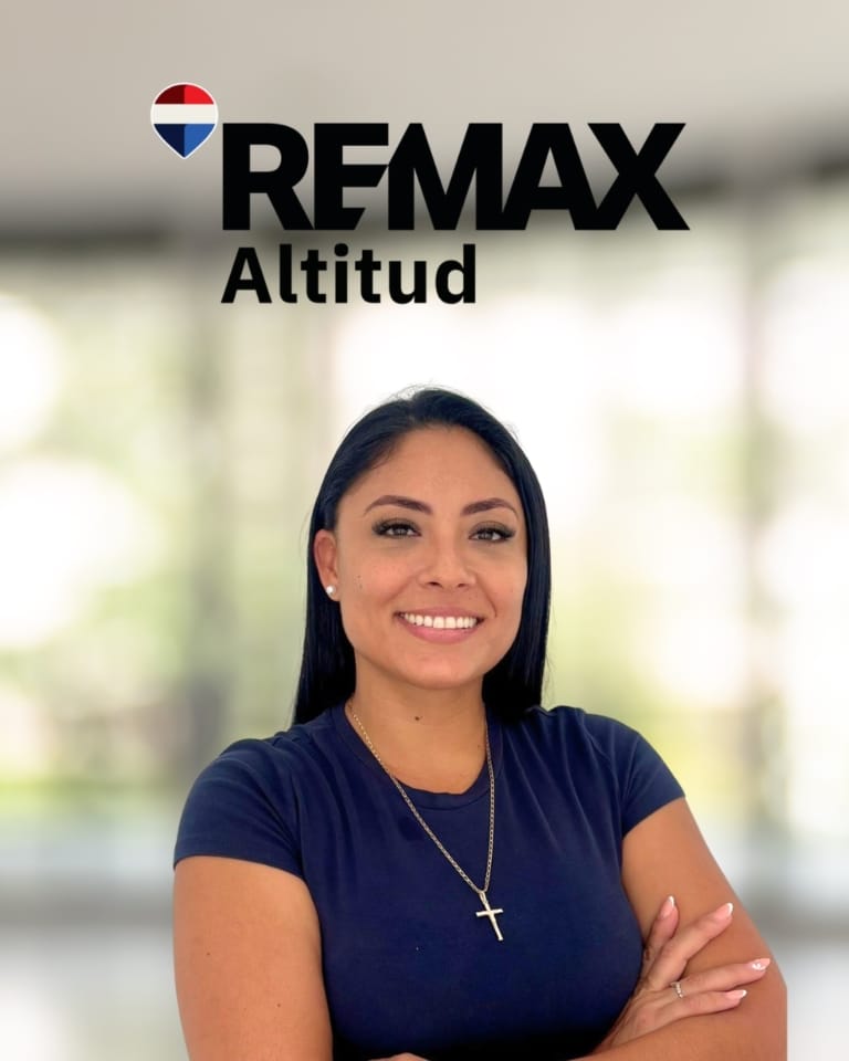 Smiling woman with arms crossed in a navy shirt; RE/MAX Altitud branding appears in the top left corner.